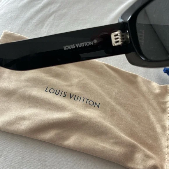 Louis Vuitton Black Designer Logo Rectangular Sunglasses - Picture 3 of 4